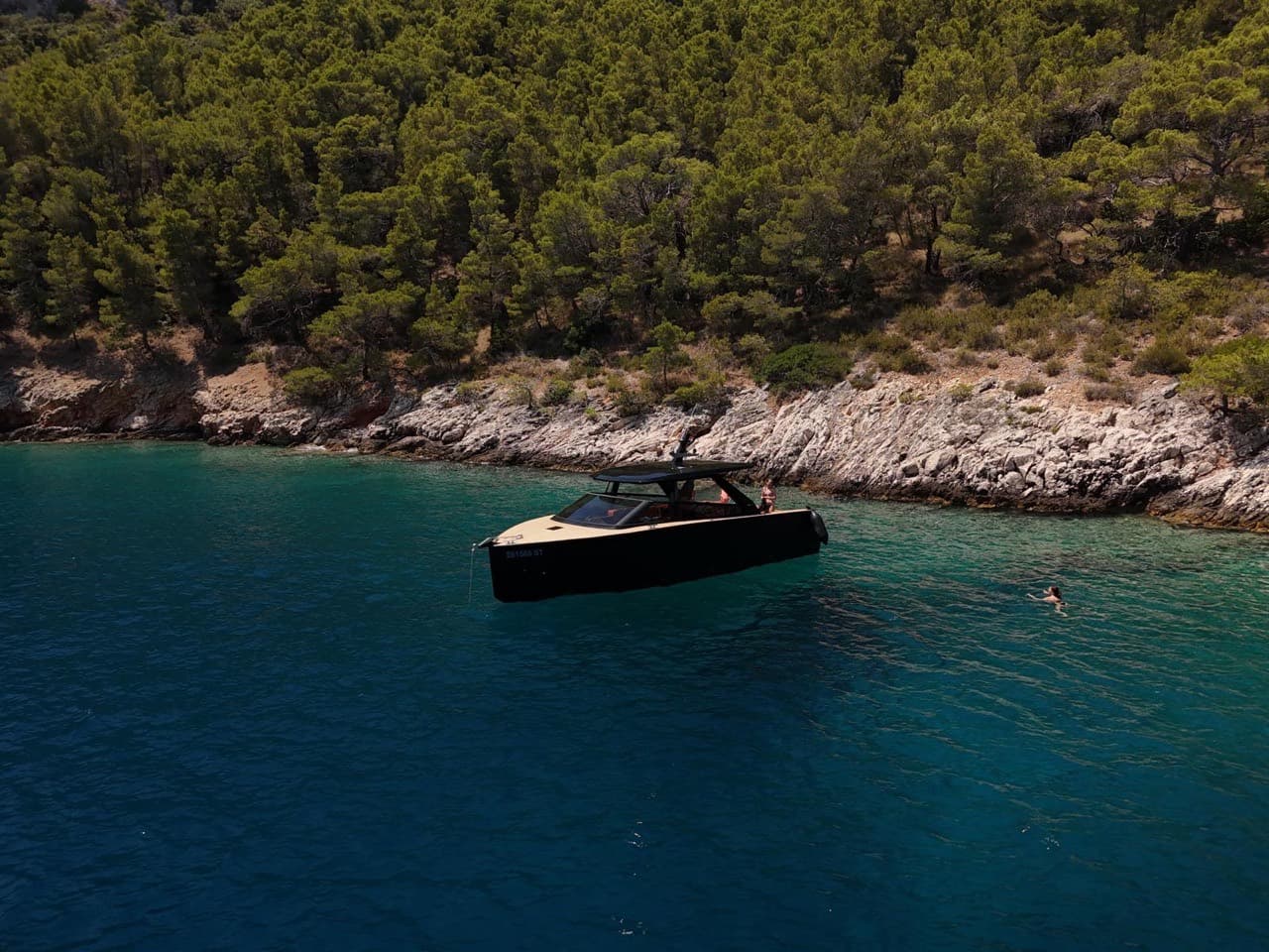 Bow view of the Colnago 35 anchored in a sheltered Split-islands cove