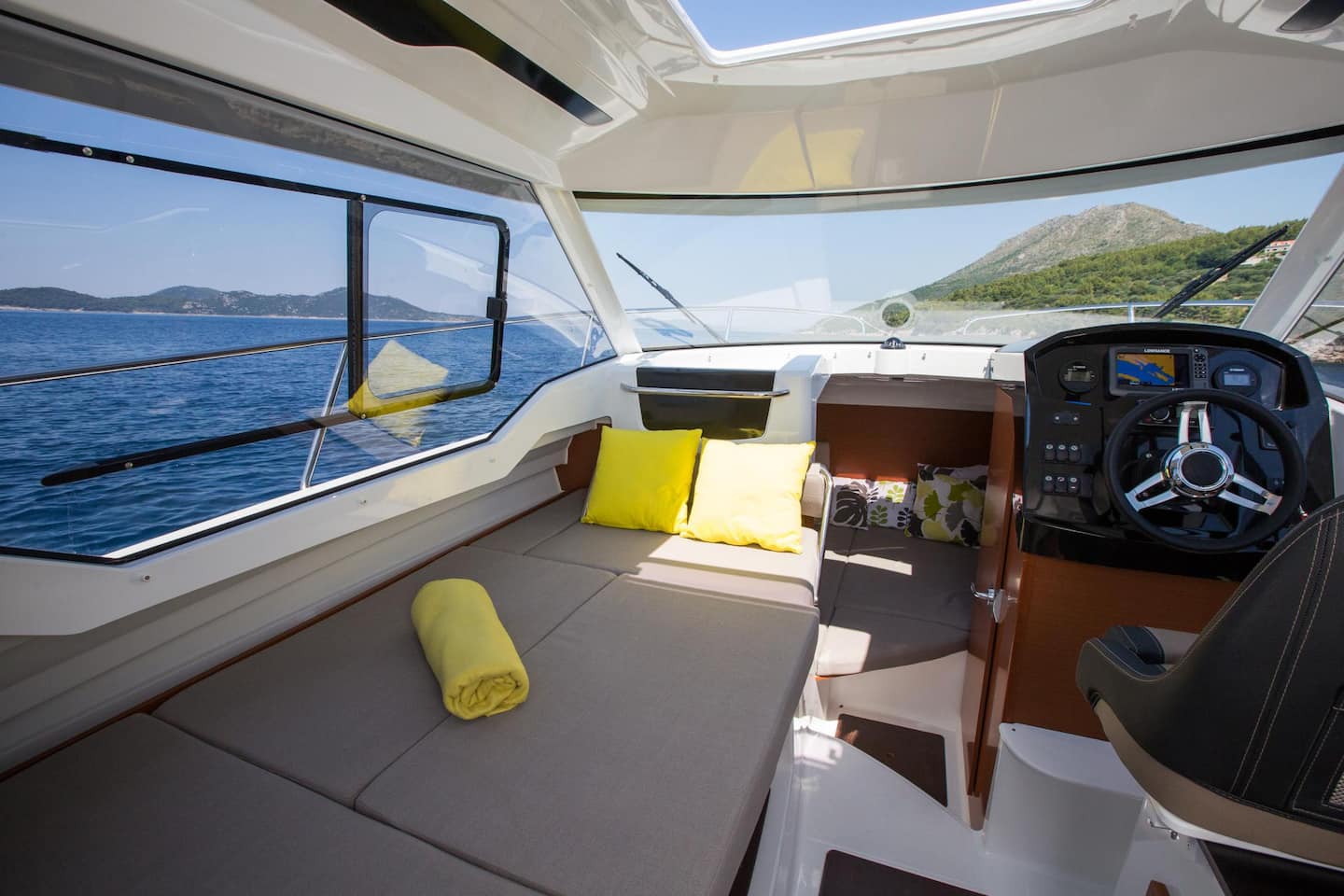 Merry Fisher 795: on board